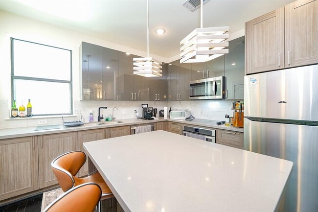 Foto del edificio - 2401 Crawford St
