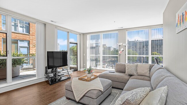 Foto del edificio - 1572 Maple Ave