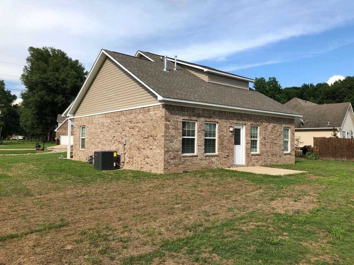Primary Photo - 4 bedroom, 2.5 bath In Atoka built in 2019