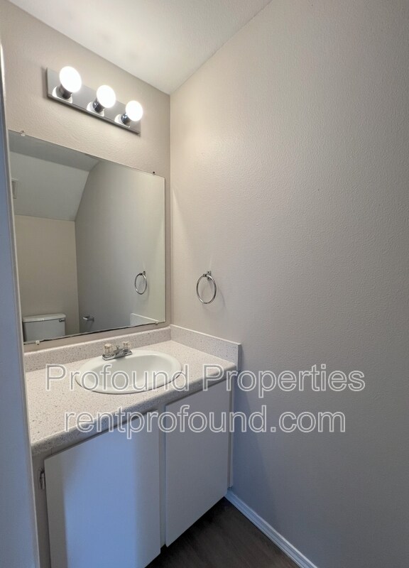 Foto del edificio - 1448 NE Thomas Ct