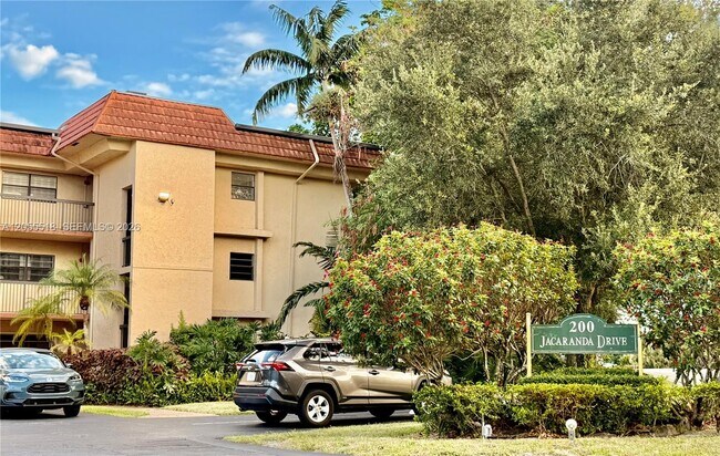 Foto del edificio - 200 Jacaranda Country Club Dr