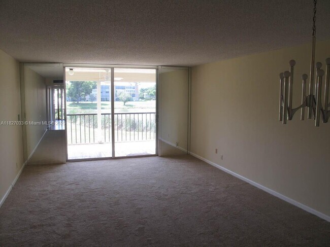 Foto del edificio - 7210 Lake Cir Dr