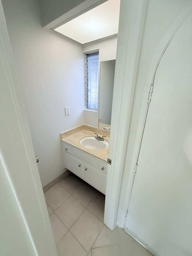 Medio baño en la planta baja - 3737 Portofino Way