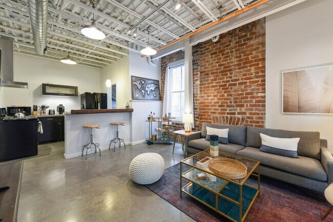 Building Photo - 801 Magazine St