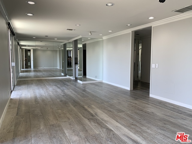 Foto principal - 100 S Doheny Dr
