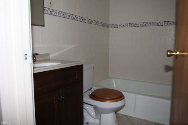 Building Photo - 2 br, 1 bath 4plex - Noll Avenue Apartments