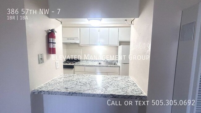 Building Photo - Move in Ready! 1 bed 1 Bath-Near Everything!