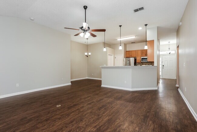 Building Photo - 1560 Glen View St