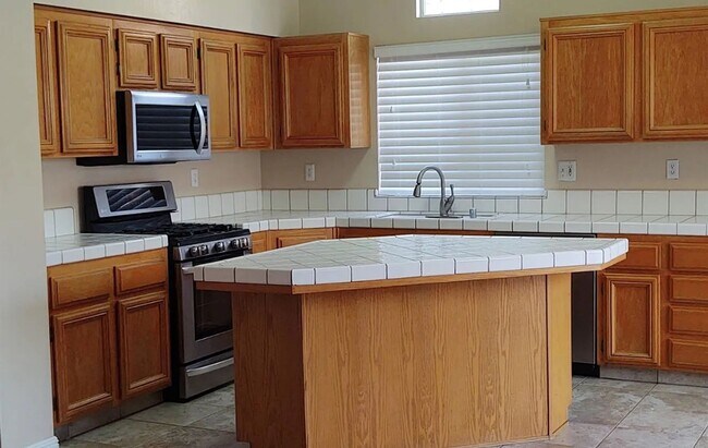 Foto del edificio - 4 bedroom, 2 bath Home