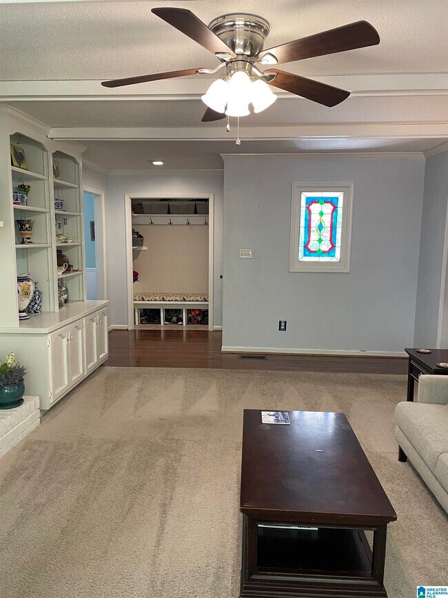 Foto del edificio - 3160 Woodbridge Dr