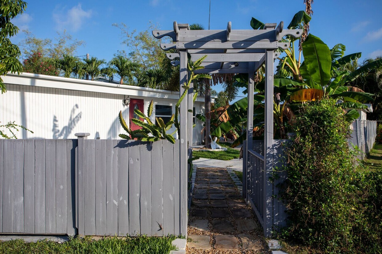 Primary Photo - 3 bedroom 2 Bathroom in Big Coppitt No pet...