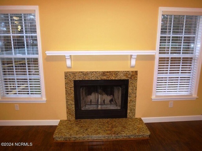 Building Photo - 102 Yellowwood Dr