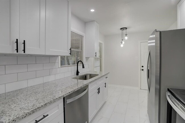 Building Photo - 1009 15th Ave N