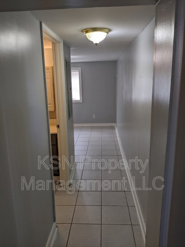 Building Photo - 2406 Paulsen St