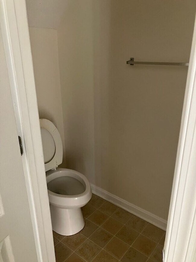 Building Photo - Lovely updated townhome
