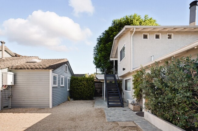 Building Photo - 611 W Mission St