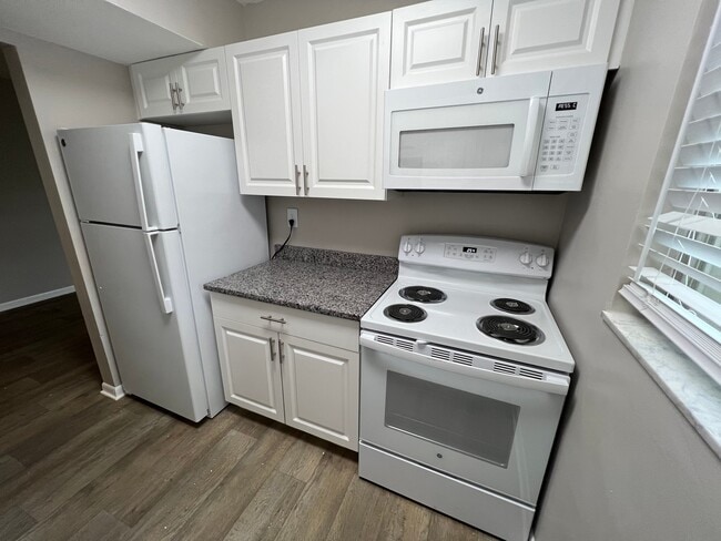 Building Photo - 1 Bed/1 Bath - Unit 16