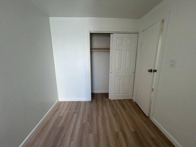 Building Photo - 681 Rhinelander Ave