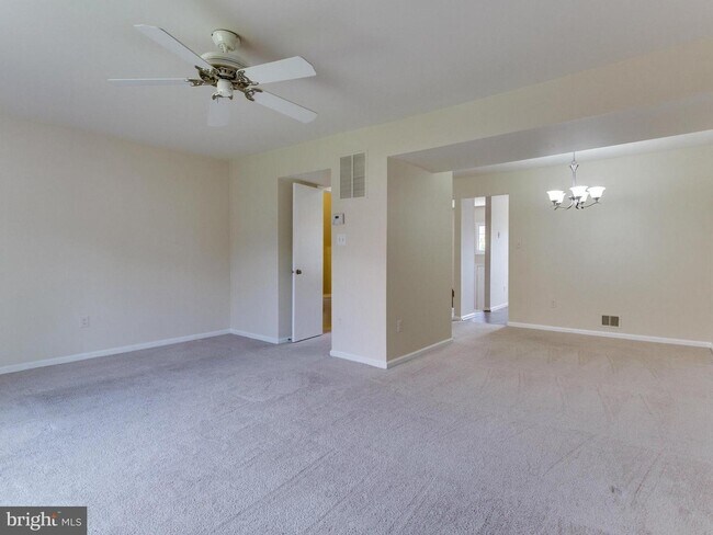 Sala de estar/comedor - 5204 Martinique Ln