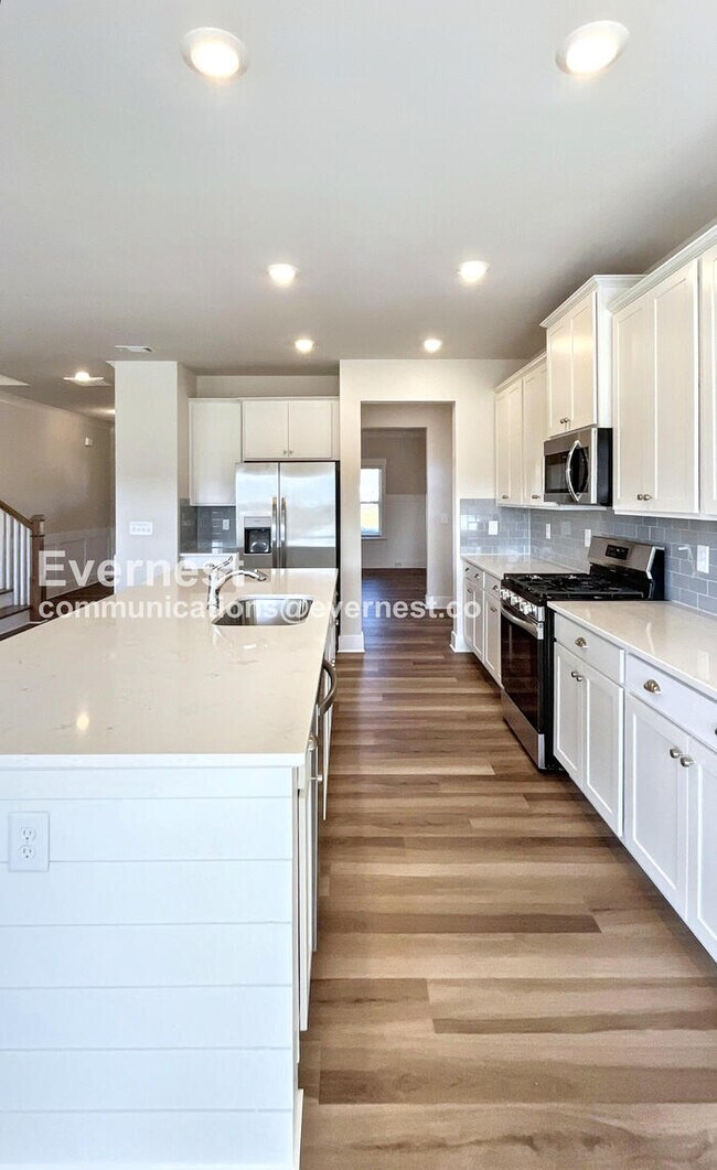 Foto del edificio - 4 Bed/3 Bath Home with Fenced Yard & Garage / Available Now!