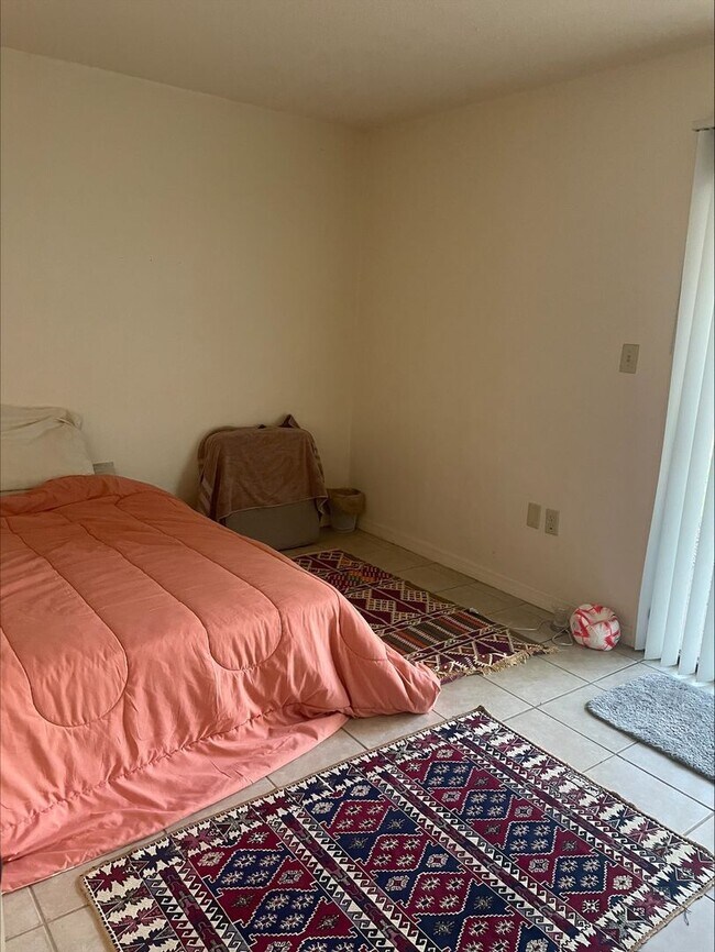 Foto del edificio - Location, location, location! 875 SF Unit-...