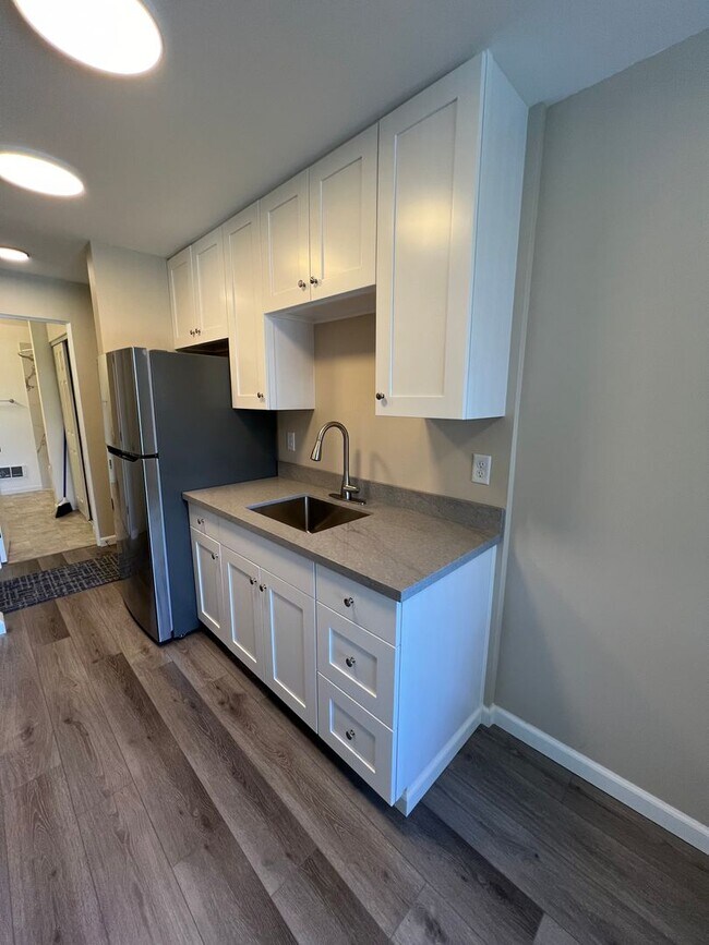 Foto del edificio - Newly Renovated 1-Bedroom Apartment in the Heart of Everett