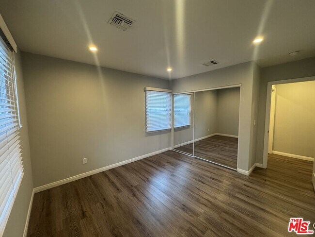 Building Photo - 6303 Vicland Pl