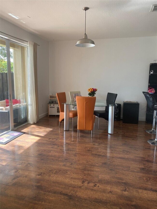 Foto del edificio - 10860 NW 84th St