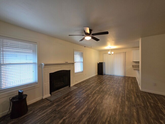 Foto del edificio - Massive 5 Bedroom Townhouse in Aurora