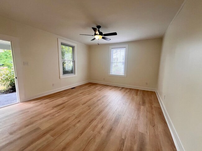 Building Photo - 810 Stonehenge Ave