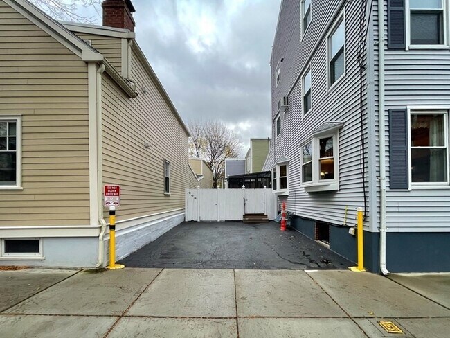 Building Photo - 150 Thorndike St