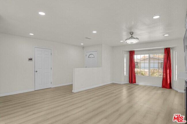 Foto del edificio - 7701 Baird Ave