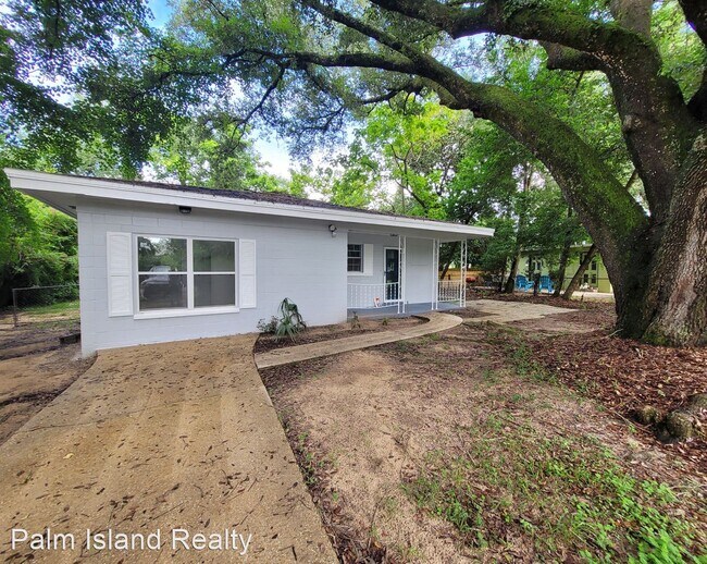 Building Photo - 3 br, 1 bath House - 8 Wisconsin Dr