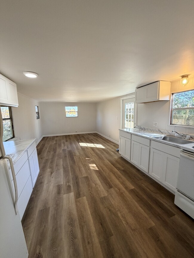 Building Photo - 4069 Vern St