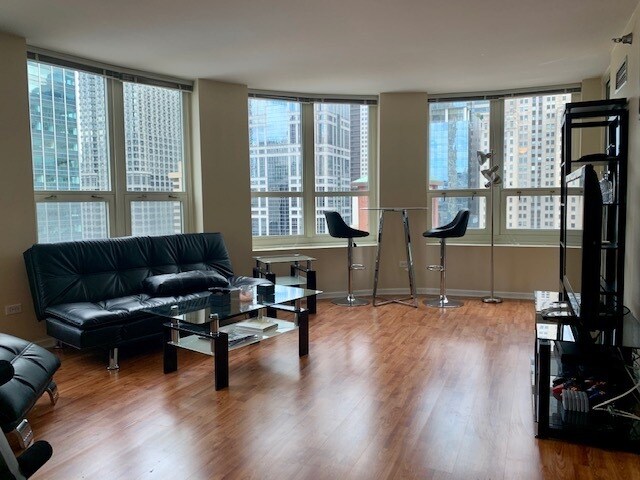 Foto del edificio - 345 N LaSalle Dr