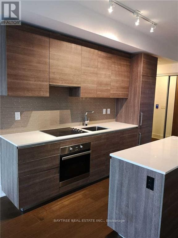 Building Photo - 200 Bloor St W