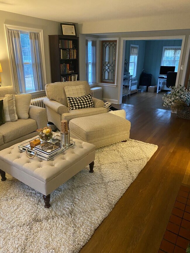 Building Photo - Stunning Classic Colonial