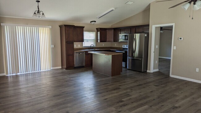 Foto del edificio - 4 Bedroom 2 Bath in Summerfield Florida