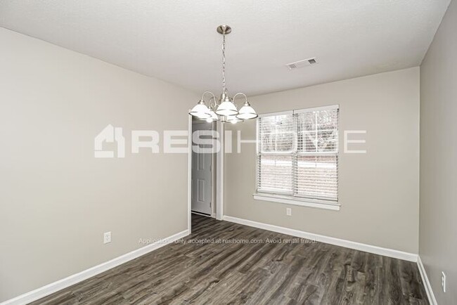 Building Photo - "Welcome Home! Get 1 month FREE RENT when ...