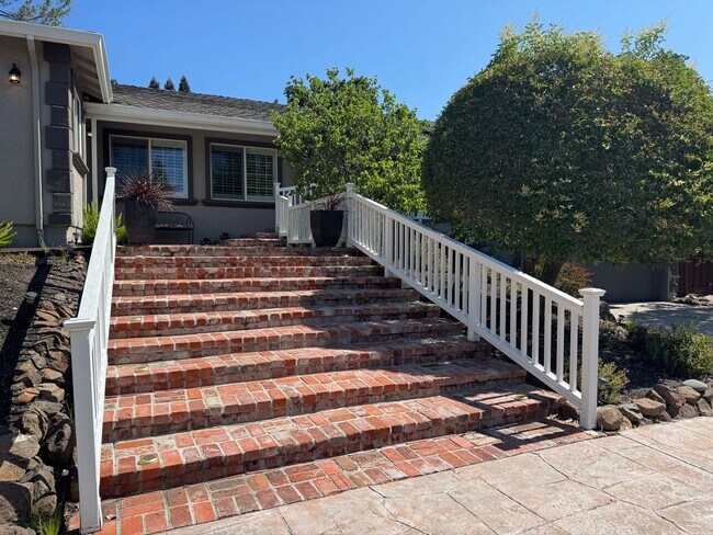 Building Photo - Gorgeous updated single level home in S.Wa...