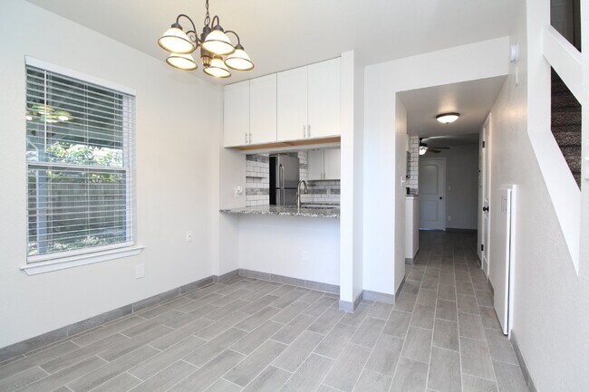 Building Photo - Charming 3 Bedroom Townhouse with in Pensa...
