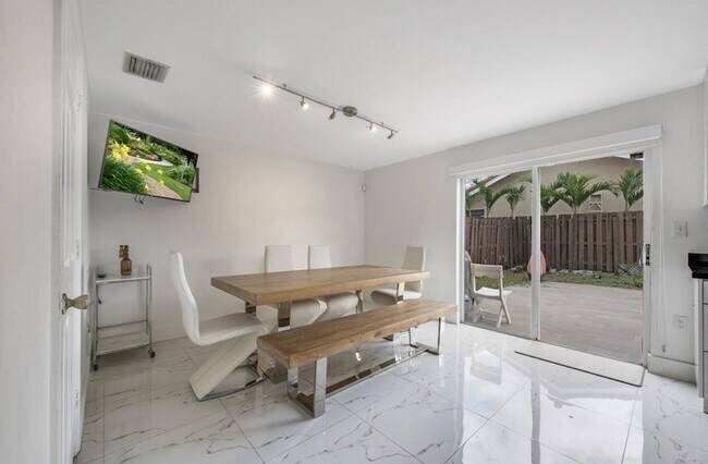 Foto del edificio - 18821 NW 84th Ct