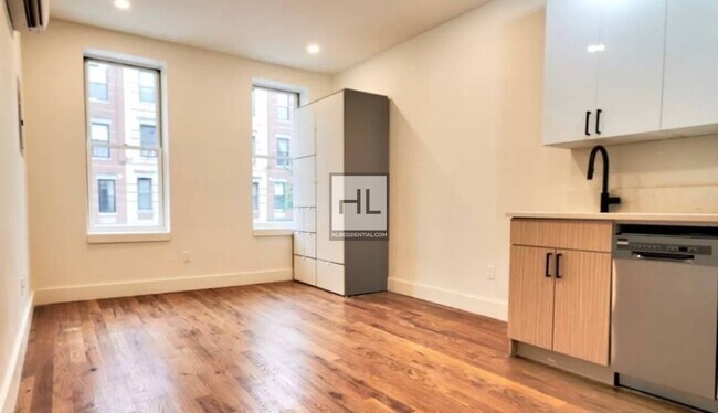 Foto del edificio - Extra Large Newly Gut-renovated 1BR Duplex...