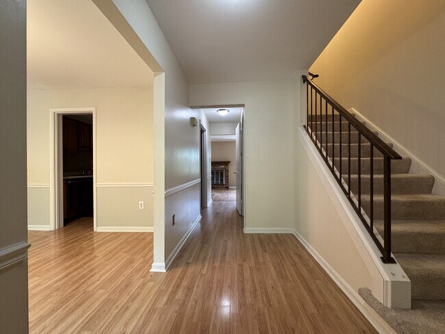 Foto del edificio - Delightful End-Unit Townhome in Courts of ...
