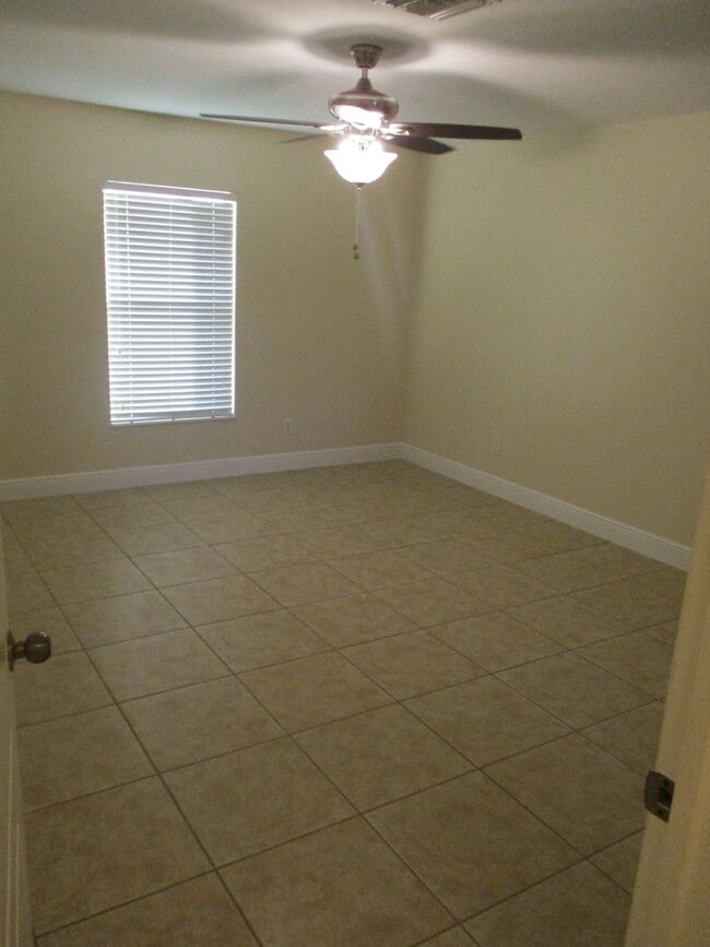 Foto del edificio - 1900 Kismet Pkwy W