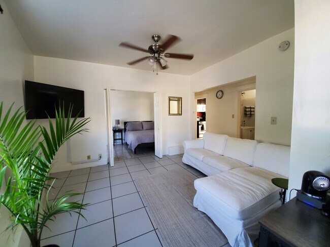 Sala de estar que da al habitación - 117 Chautauqua Blvd