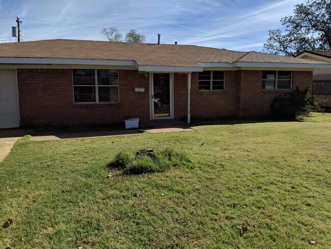 Building Photo - 904 S Pecos Dr