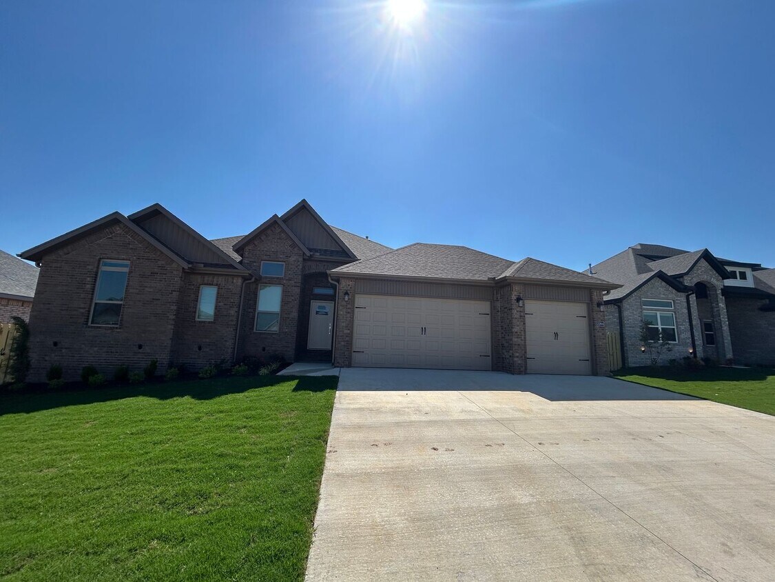Primary Photo - Beautiful Bentonville Home! 4 Bedrooms, 2....