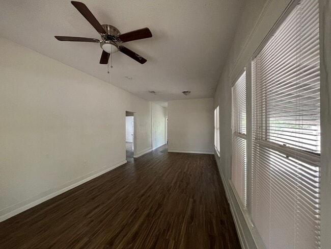 Building Photo - ROBSTOWN TWO BEDROOM WITH LOTS OF PARKING