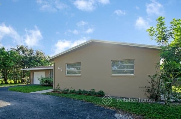 Building Photo - 142 SW 52nd Ave